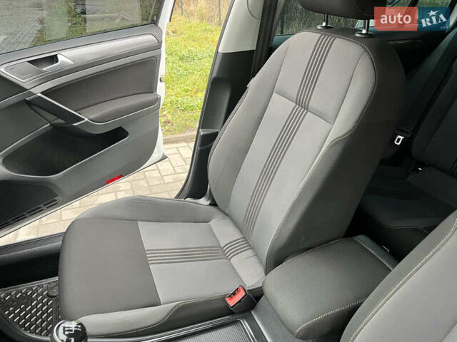 Белый Фольксваген Гольф, объемом двигателя 1.6 л и пробегом 280 тыс. км за 11500 $, фото 27 на Automoto.ua