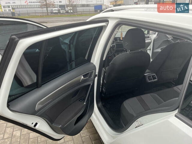 Белый Фольксваген Гольф, объемом двигателя 1.6 л и пробегом 280 тыс. км за 11500 $, фото 32 на Automoto.ua