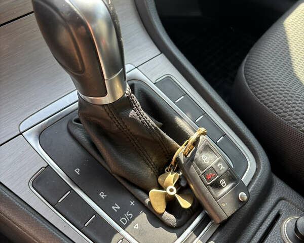 Белый Фольксваген Гольф, объемом двигателя 1.8 л и пробегом 174 тыс. км за 13150 $, фото 3 на Automoto.ua