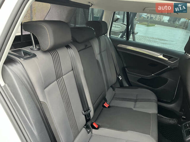 Белый Фольксваген Гольф, объемом двигателя 1.6 л и пробегом 280 тыс. км за 11500 $, фото 38 на Automoto.ua