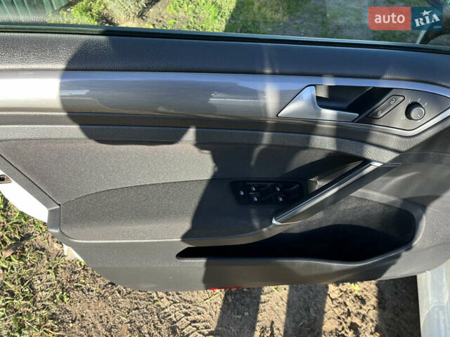 Белый Фольксваген Гольф, объемом двигателя 1.6 л и пробегом 238 тыс. км за 15000 $, фото 63 на Automoto.ua