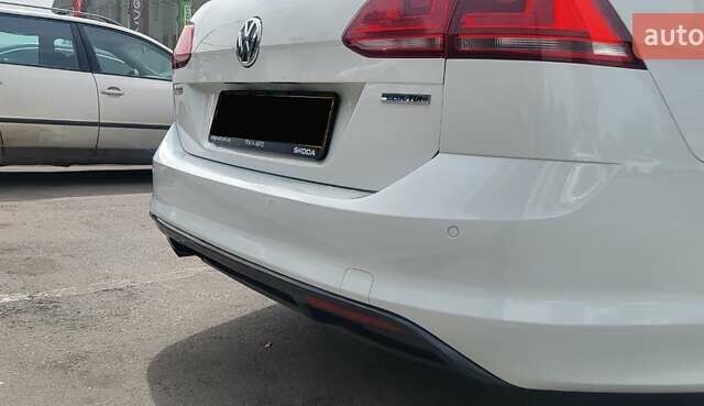 Белый Фольксваген Гольф, объемом двигателя 1.6 л и пробегом 198 тыс. км за 12000 $, фото 4 на Automoto.ua