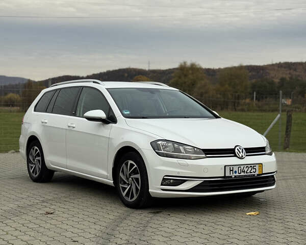 Белый Фольксваген Гольф, объемом двигателя 1.6 л и пробегом 236 тыс. км за 13200 $, фото 2 на Automoto.ua