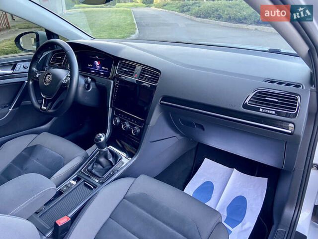 Белый Фольксваген Гольф, объемом двигателя 1.6 л и пробегом 233 тыс. км за 13599 $, фото 56 на Automoto.ua