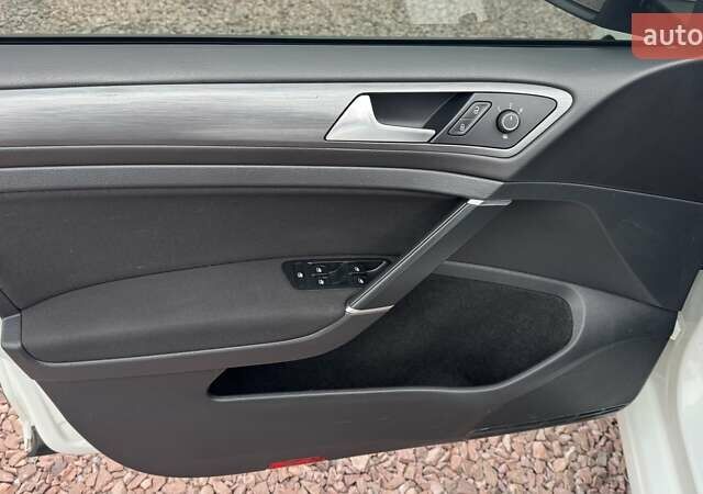 Білий Фольксваген Гольф, об'ємом двигуна 1.6 л та пробігом 281 тис. км за 11600 $, фото 15 на Automoto.ua