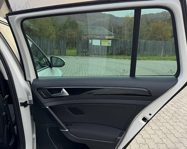 Белый Фольксваген Гольф, объемом двигателя 1.6 л и пробегом 236 тыс. км за 13200 $, фото 27 на Automoto.ua