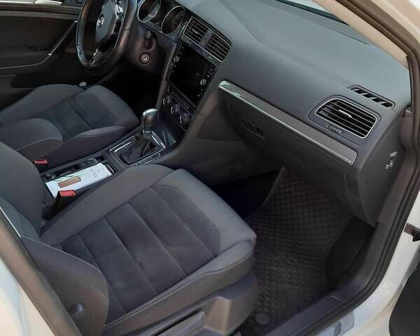 Белый Фольксваген Гольф, объемом двигателя 2 л и пробегом 233 тыс. км за 17300 $, фото 10 на Automoto.ua