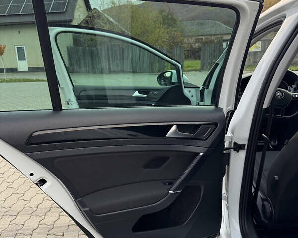 Белый Фольксваген Гольф, объемом двигателя 1.6 л и пробегом 236 тыс. км за 13200 $, фото 26 на Automoto.ua