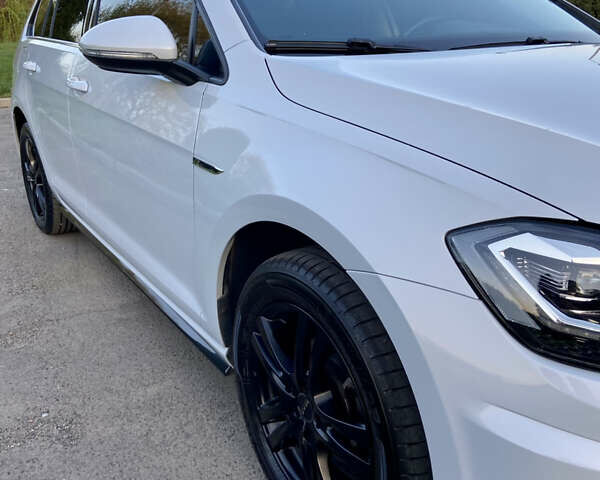 Белый Фольксваген Гольф, объемом двигателя 1.6 л и пробегом 233 тыс. км за 13599 $, фото 30 на Automoto.ua