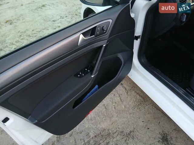 Белый Фольксваген Гольф, объемом двигателя 1.6 л и пробегом 191 тыс. км за 12700 $, фото 14 на Automoto.ua