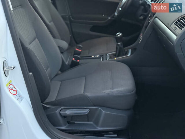 Белый Фольксваген Гольф, объемом двигателя 1.6 л и пробегом 240 тыс. км за 13200 $, фото 55 на Automoto.ua