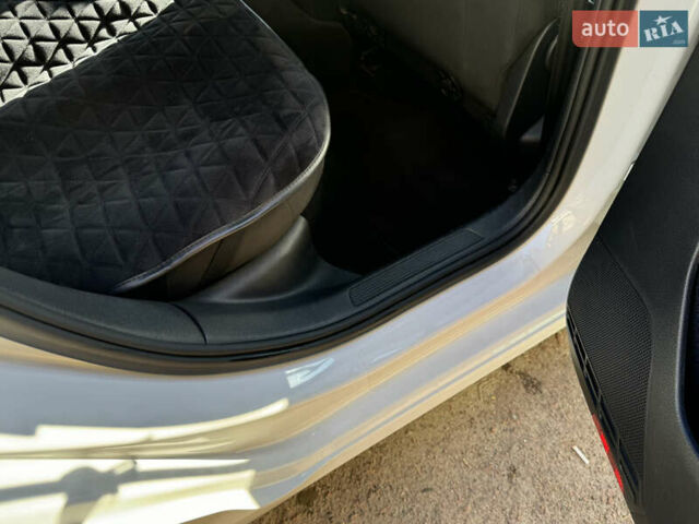 Белый Фольксваген Гольф, объемом двигателя 2 л и пробегом 206 тыс. км за 13800 $, фото 25 на Automoto.ua