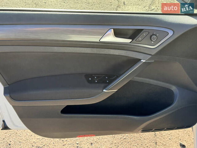 Белый Фольксваген Гольф, объемом двигателя 2 л и пробегом 206 тыс. км за 13800 $, фото 17 на Automoto.ua