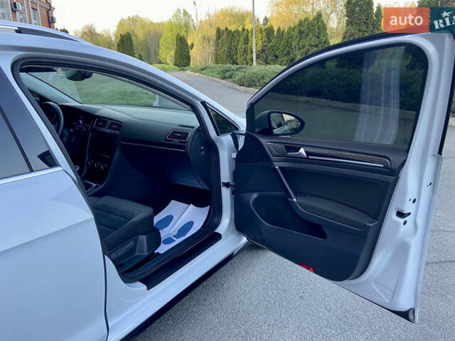 Белый Фольксваген Гольф, объемом двигателя 1.6 л и пробегом 233 тыс. км за 13599 $, фото 53 на Automoto.ua