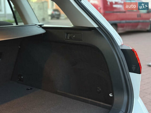 Белый Фольксваген Гольф, объемом двигателя 1.6 л и пробегом 240 тыс. км за 13200 $, фото 62 на Automoto.ua