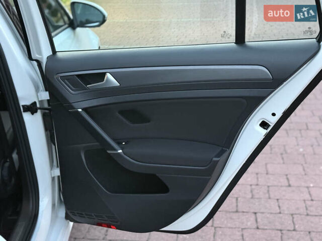 Белый Фольксваген Гольф, объемом двигателя 1.6 л и пробегом 240 тыс. км за 13200 $, фото 58 на Automoto.ua