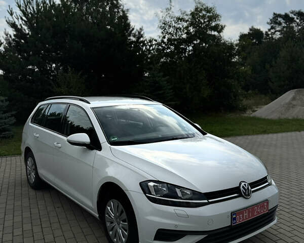 Белый Фольксваген Гольф, объемом двигателя 1.6 л и пробегом 206 тыс. км за 12999 $, фото 1 на Automoto.ua