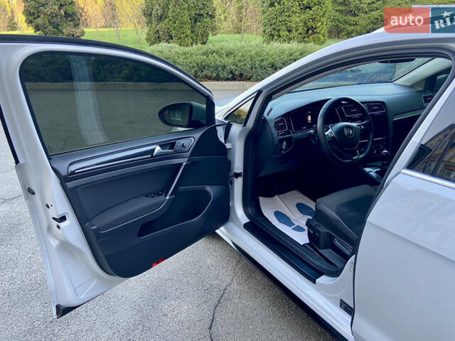 Белый Фольксваген Гольф, объемом двигателя 1.6 л и пробегом 233 тыс. км за 13599 $, фото 38 на Automoto.ua