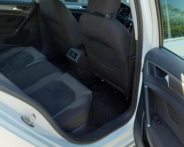 Белый Фольксваген Гольф, объемом двигателя 2 л и пробегом 233 тыс. км за 17300 $, фото 11 на Automoto.ua