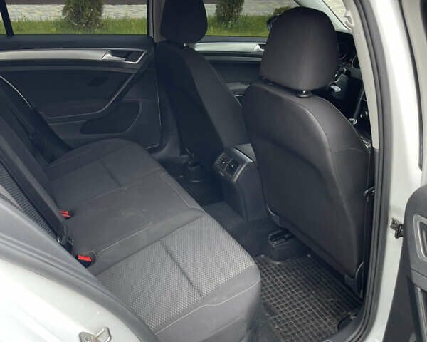 Белый Фольксваген Гольф, объемом двигателя 1.6 л и пробегом 232 тыс. км за 12500 $, фото 14 на Automoto.ua