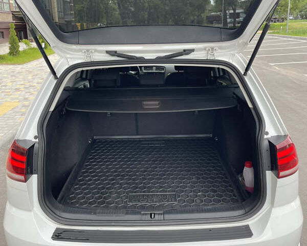 Белый Фольксваген Гольф, объемом двигателя 1.6 л и пробегом 232 тыс. км за 12500 $, фото 19 на Automoto.ua