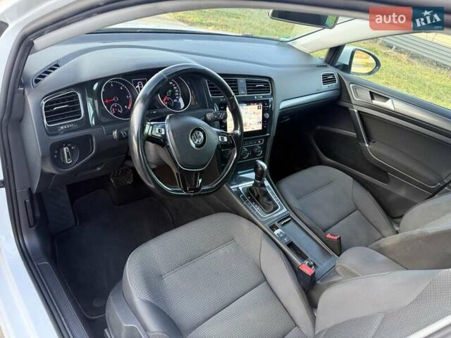 Белый Фольксваген Гольф, объемом двигателя 1.6 л и пробегом 182 тыс. км за 13950 $, фото 21 на Automoto.ua