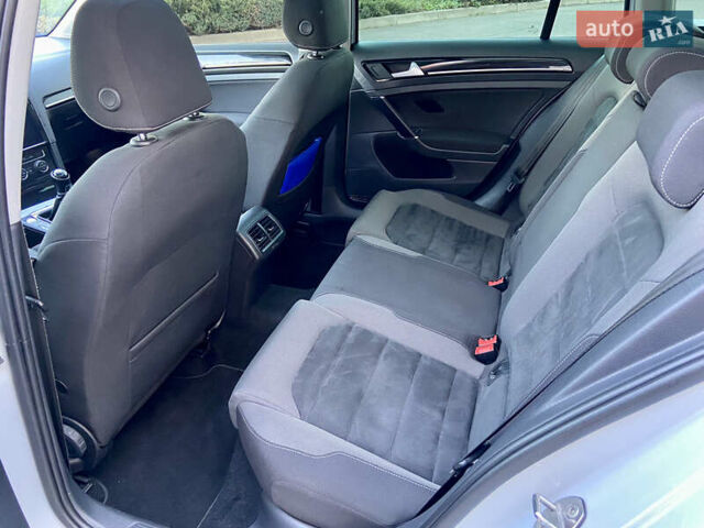 Белый Фольксваген Гольф, объемом двигателя 1.6 л и пробегом 233 тыс. км за 13599 $, фото 49 на Automoto.ua