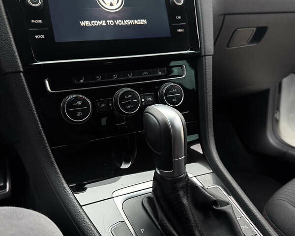 Белый Фольксваген Гольф, объемом двигателя 1.6 л и пробегом 236 тыс. км за 13200 $, фото 20 на Automoto.ua