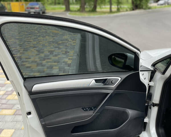 Белый Фольксваген Гольф, объемом двигателя 1.6 л и пробегом 232 тыс. км за 12500 $, фото 15 на Automoto.ua