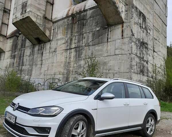Белый Фольксваген Гольф, объемом двигателя 2 л и пробегом 233 тыс. км за 17300 $, фото 1 на Automoto.ua