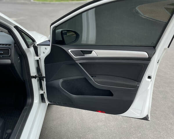 Белый Фольксваген Гольф, объемом двигателя 1.6 л и пробегом 232 тыс. км за 12500 $, фото 11 на Automoto.ua