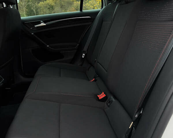 Белый Фольксваген Гольф, объемом двигателя 1.6 л и пробегом 236 тыс. км за 13200 $, фото 19 на Automoto.ua