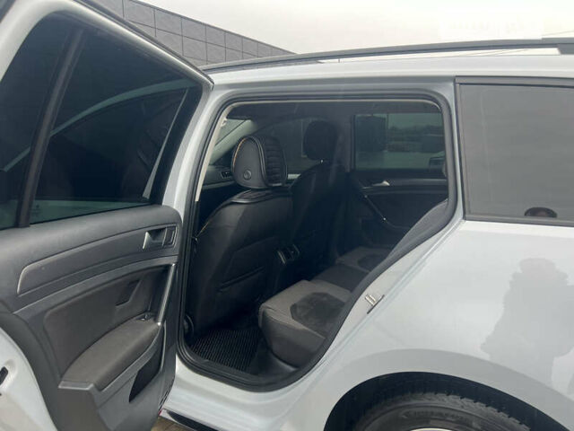 Белый Фольксваген Гольф, объемом двигателя 1.6 л и пробегом 301 тыс. км за 12900 $, фото 15 на Automoto.ua