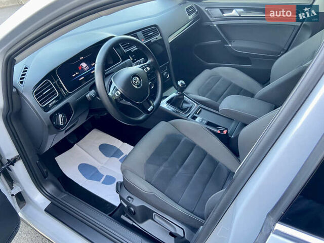 Белый Фольксваген Гольф, объемом двигателя 1.6 л и пробегом 233 тыс. км за 13599 $, фото 42 на Automoto.ua