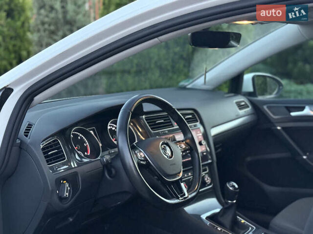 Белый Фольксваген Гольф, объемом двигателя 1.6 л и пробегом 240 тыс. км за 13200 $, фото 4 на Automoto.ua