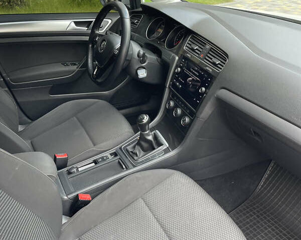 Белый Фольксваген Гольф, объемом двигателя 1.6 л и пробегом 232 тыс. км за 12500 $, фото 12 на Automoto.ua