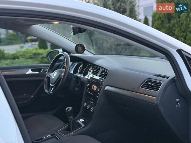 Белый Фольксваген Гольф, объемом двигателя 1.6 л и пробегом 240 тыс. км за 13200 $, фото 53 на Automoto.ua