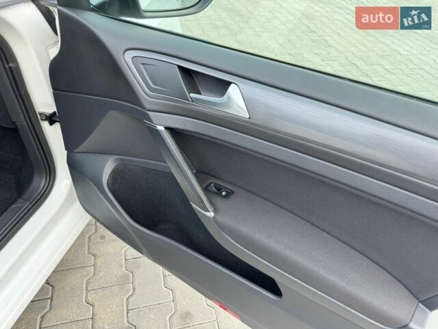 Белый Фольксваген Гольф, объемом двигателя 1.6 л и пробегом 231 тыс. км за 12999 $, фото 55 на Automoto.ua