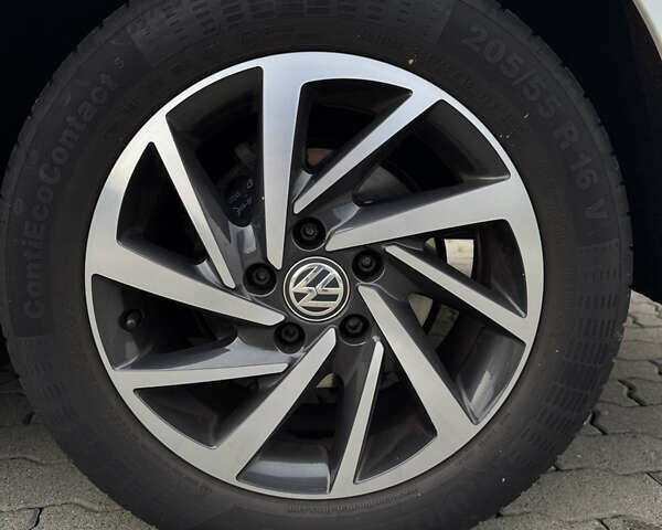 Белый Фольксваген Гольф, объемом двигателя 1.6 л и пробегом 236 тыс. км за 13200 $, фото 14 на Automoto.ua