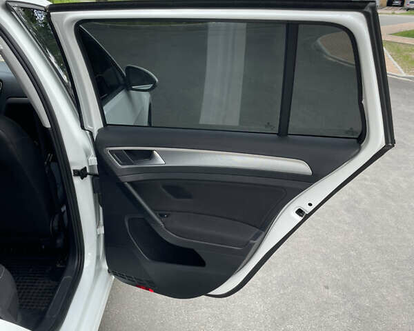 Белый Фольксваген Гольф, объемом двигателя 1.6 л и пробегом 232 тыс. км за 12500 $, фото 13 на Automoto.ua