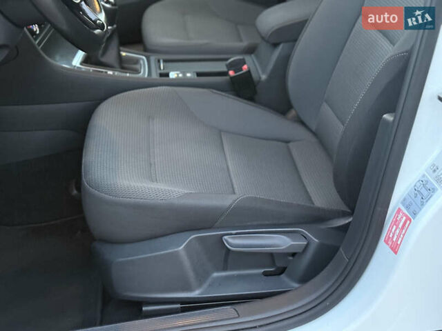 Белый Фольксваген Гольф, объемом двигателя 1.6 л и пробегом 240 тыс. км за 13200 $, фото 29 на Automoto.ua