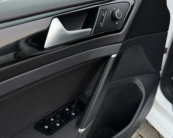 Белый Фольксваген Гольф, объемом двигателя 1.6 л и пробегом 236 тыс. км за 13200 $, фото 15 на Automoto.ua