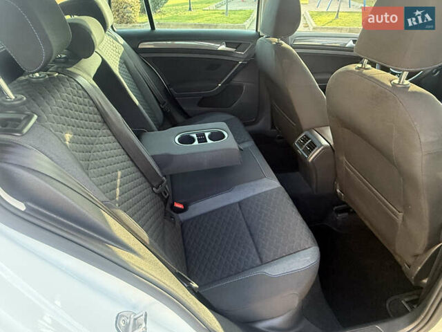 Белый Фольксваген Гольф, объемом двигателя 1.6 л и пробегом 166 тыс. км за 14250 $, фото 58 на Automoto.ua