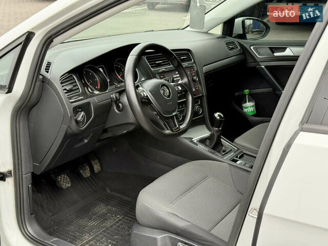 Білий Фольксваген Гольф, об'ємом двигуна 1.6 л та пробігом 217 тис. км за 12800 $, фото 27 на Automoto.ua