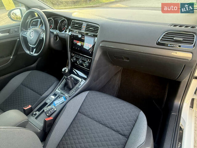 Белый Фольксваген Гольф, объемом двигателя 1.6 л и пробегом 166 тыс. км за 14250 $, фото 50 на Automoto.ua