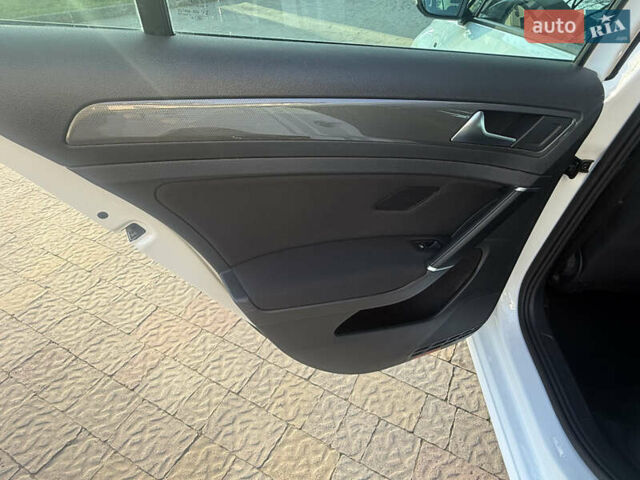 Белый Фольксваген Гольф, объемом двигателя 1.6 л и пробегом 166 тыс. км за 14250 $, фото 65 на Automoto.ua