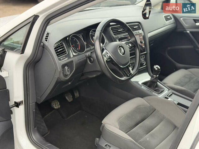 Белый Фольксваген Гольф, объемом двигателя 1.6 л и пробегом 262 тыс. км за 13350 $, фото 14 на Automoto.ua