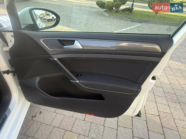 Белый Фольксваген Гольф, объемом двигателя 1.6 л и пробегом 166 тыс. км за 14250 $, фото 55 на Automoto.ua