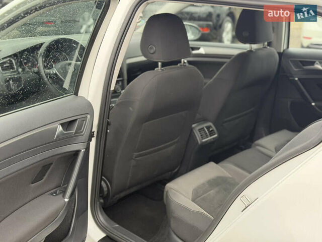 Белый Фольксваген Гольф, объемом двигателя 1.6 л и пробегом 262 тыс. км за 13350 $, фото 18 на Automoto.ua