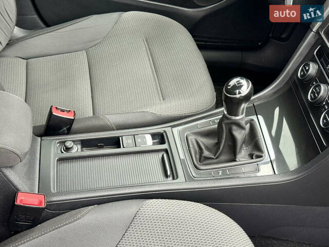 Білий Фольксваген Гольф, об'ємом двигуна 1.6 л та пробігом 217 тис. км за 12800 $, фото 33 на Automoto.ua